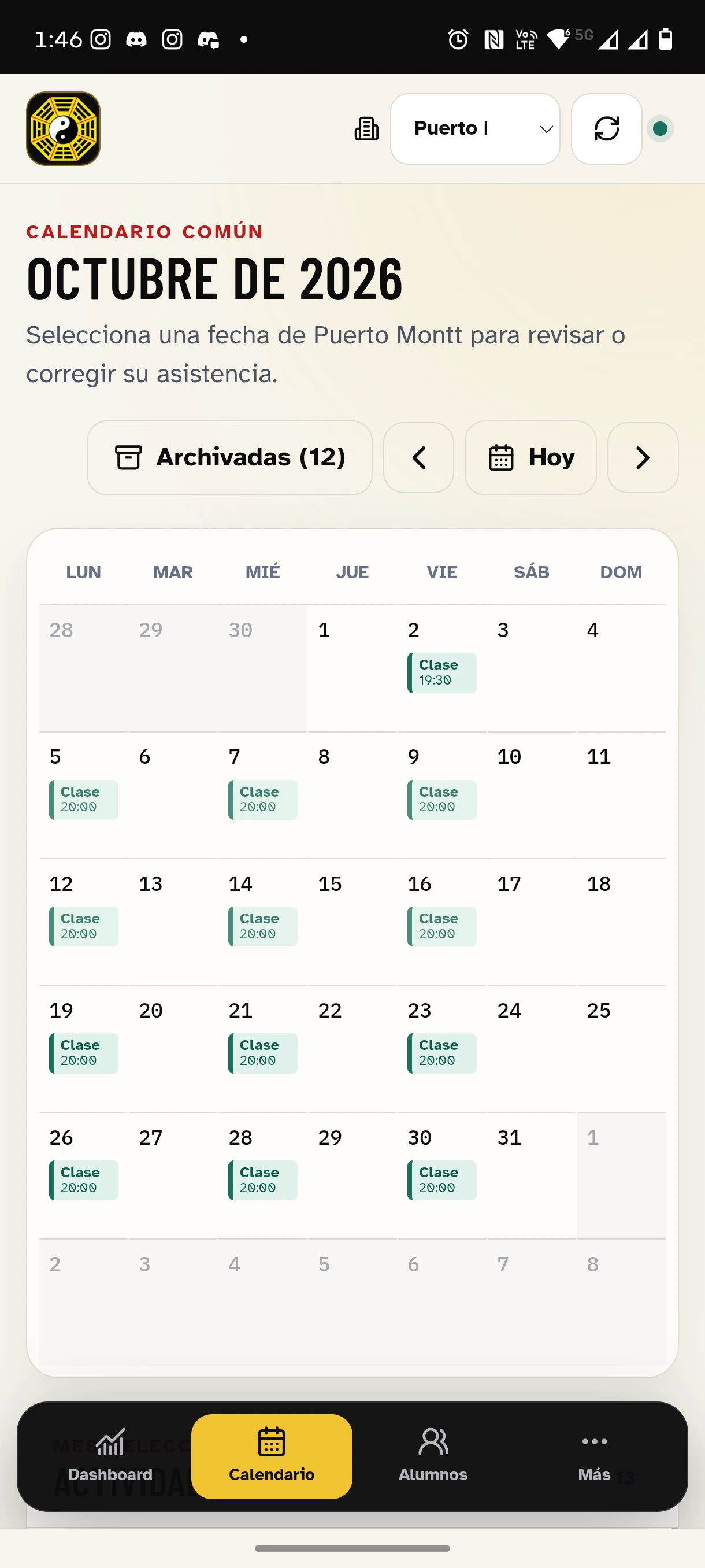 Asistencia Dojo en formato móvil: calendario mensual de clases de QKT Puerto Montt con horarios y acceso desde la navegación inferior